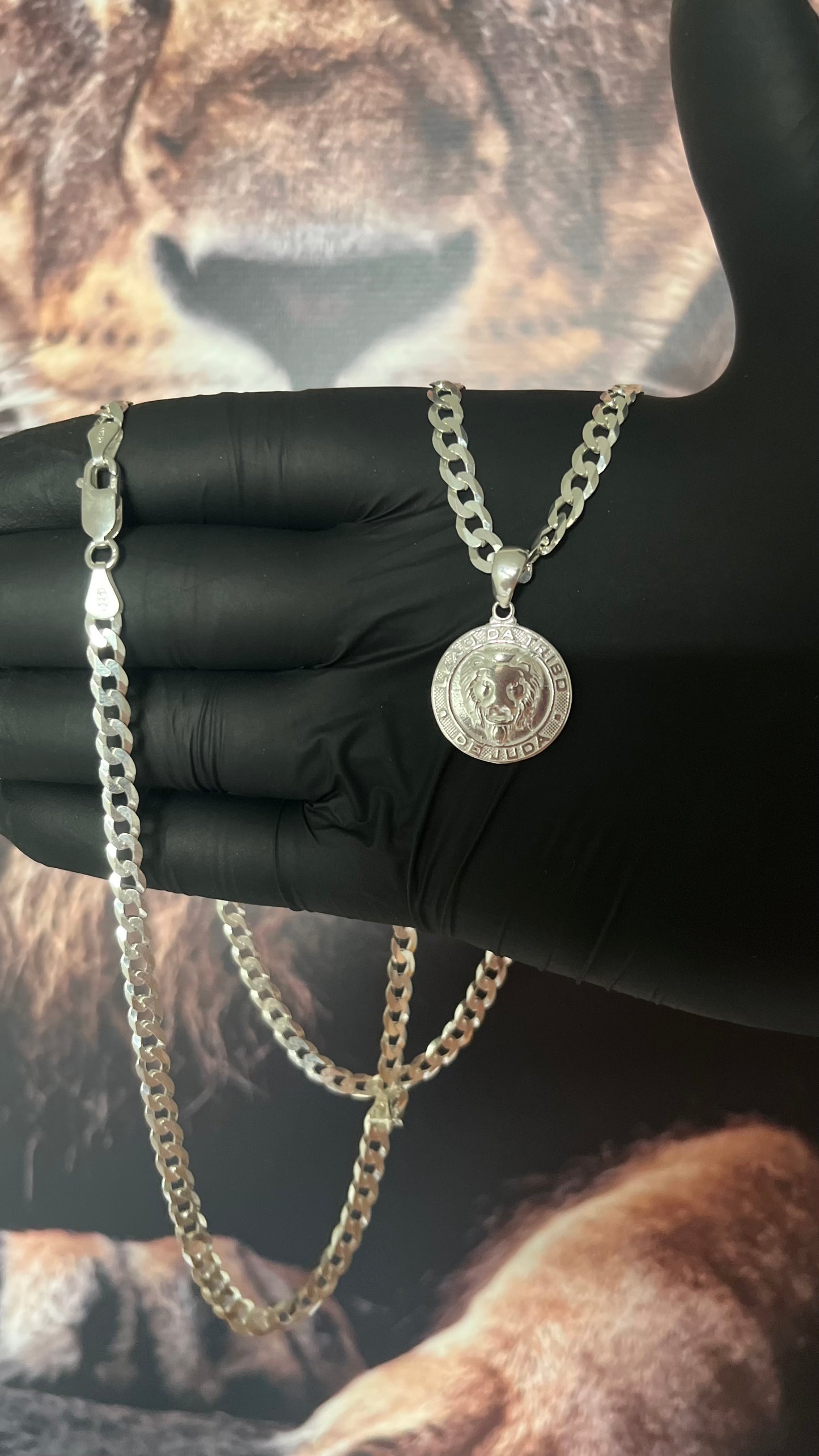 CORRENTE GRUMET 7MM X 70CM + PINGENTE LEÃO DE JUDÁ