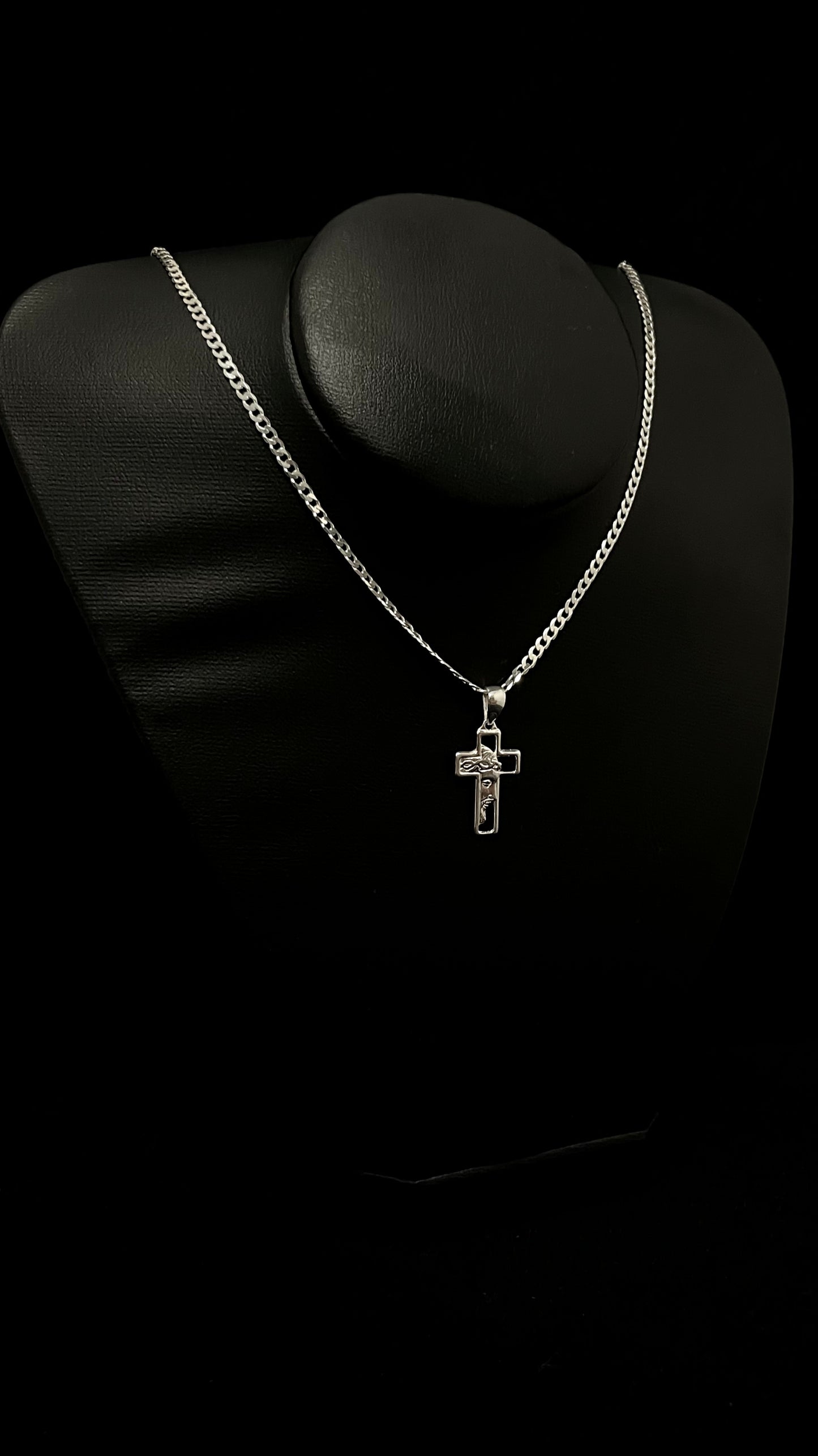 CORRENTE GRUMET 3MM x 70CM COM PINGENTE DE CRUCIFIXO VAZADO;