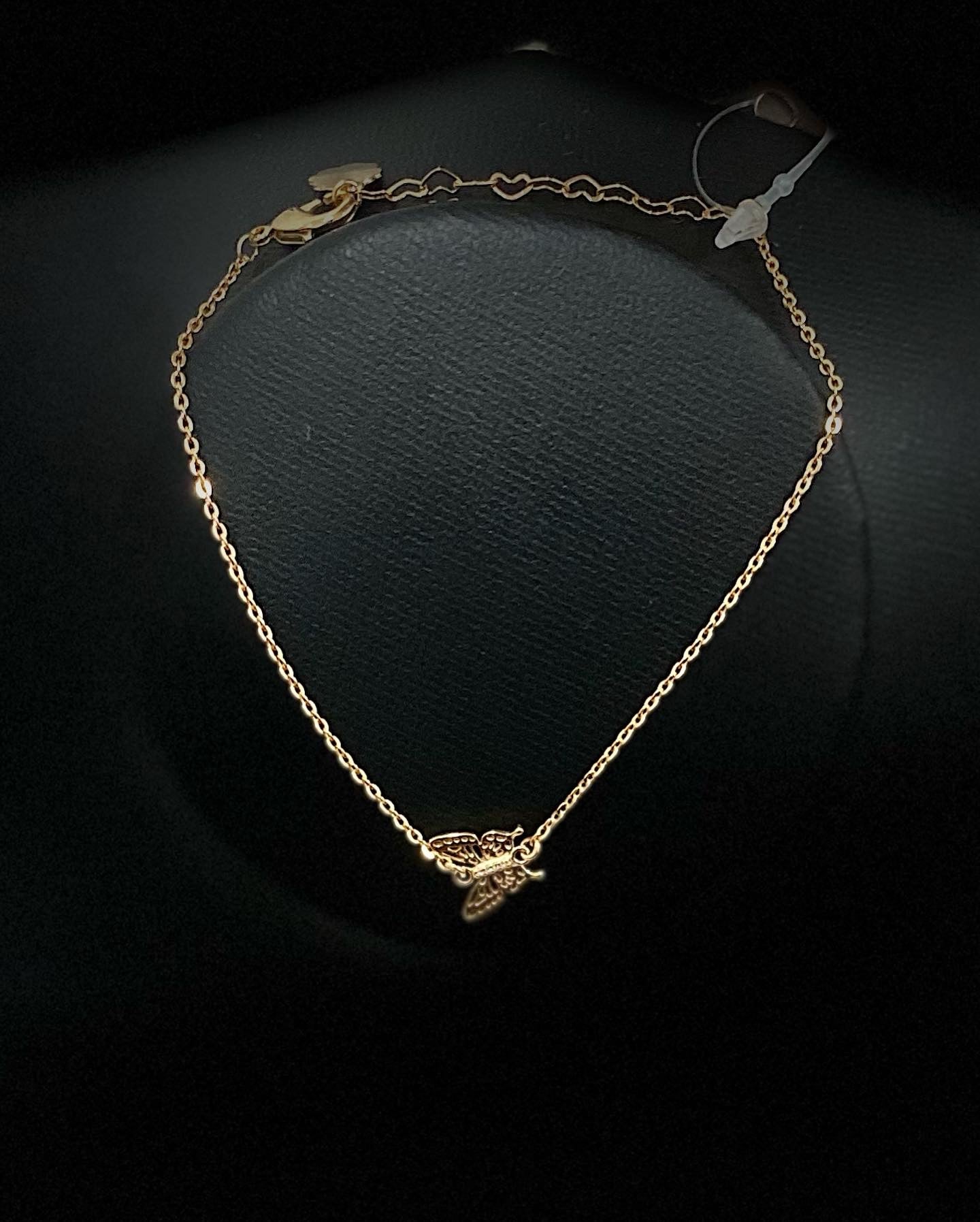 Pulseira feminina com pingente de borboleta e brilhantes;