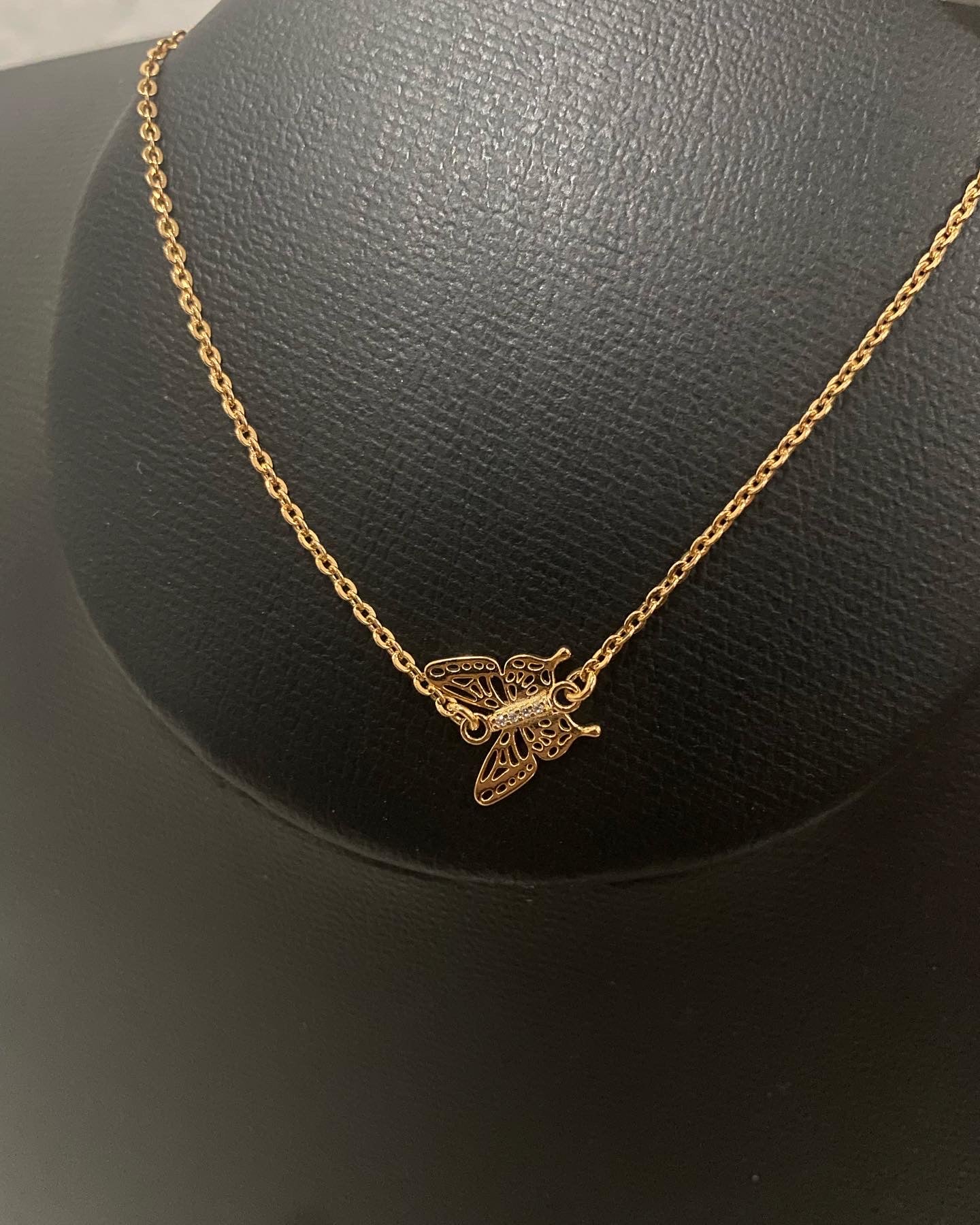 Pulseira feminina com pingente de borboleta e brilhantes;