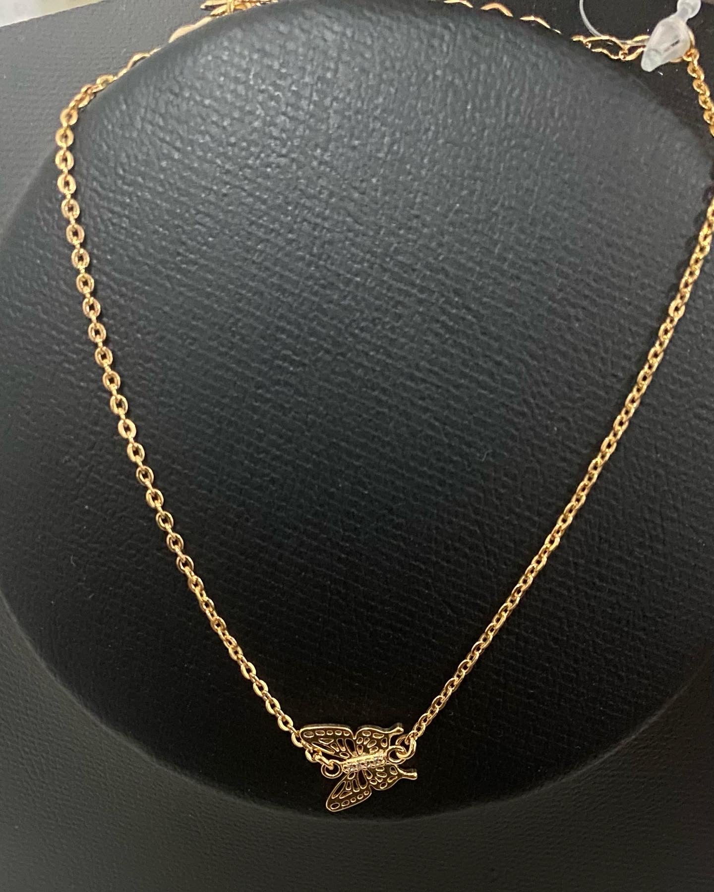 Pulseira feminina com pingente de borboleta e brilhantes;