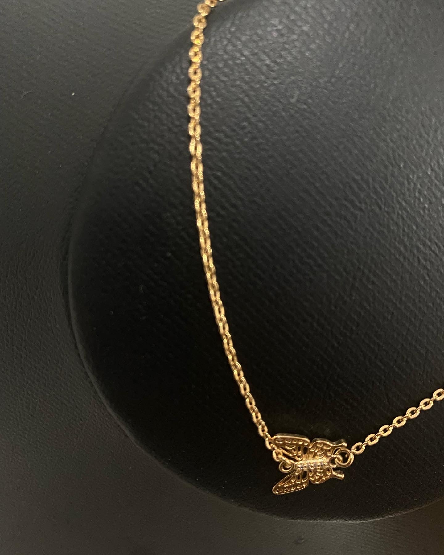 Pulseira feminina com pingente de borboleta e brilhantes;