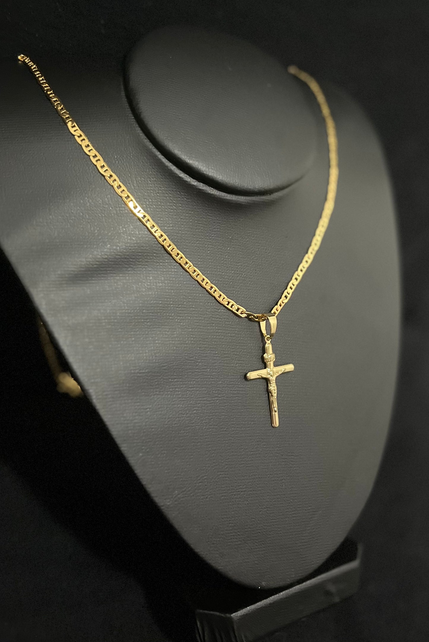 CORRENTE PIASTRINE 60CM X 3MM COM PINGENTE DE CRUCIFIXO