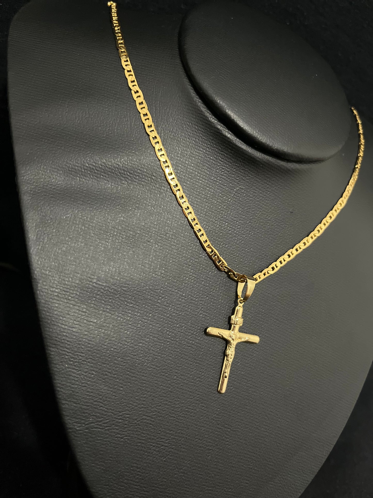 CORRENTE PIASTRINE 60CM X 3MM COM PINGENTE DE CRUCIFIXO