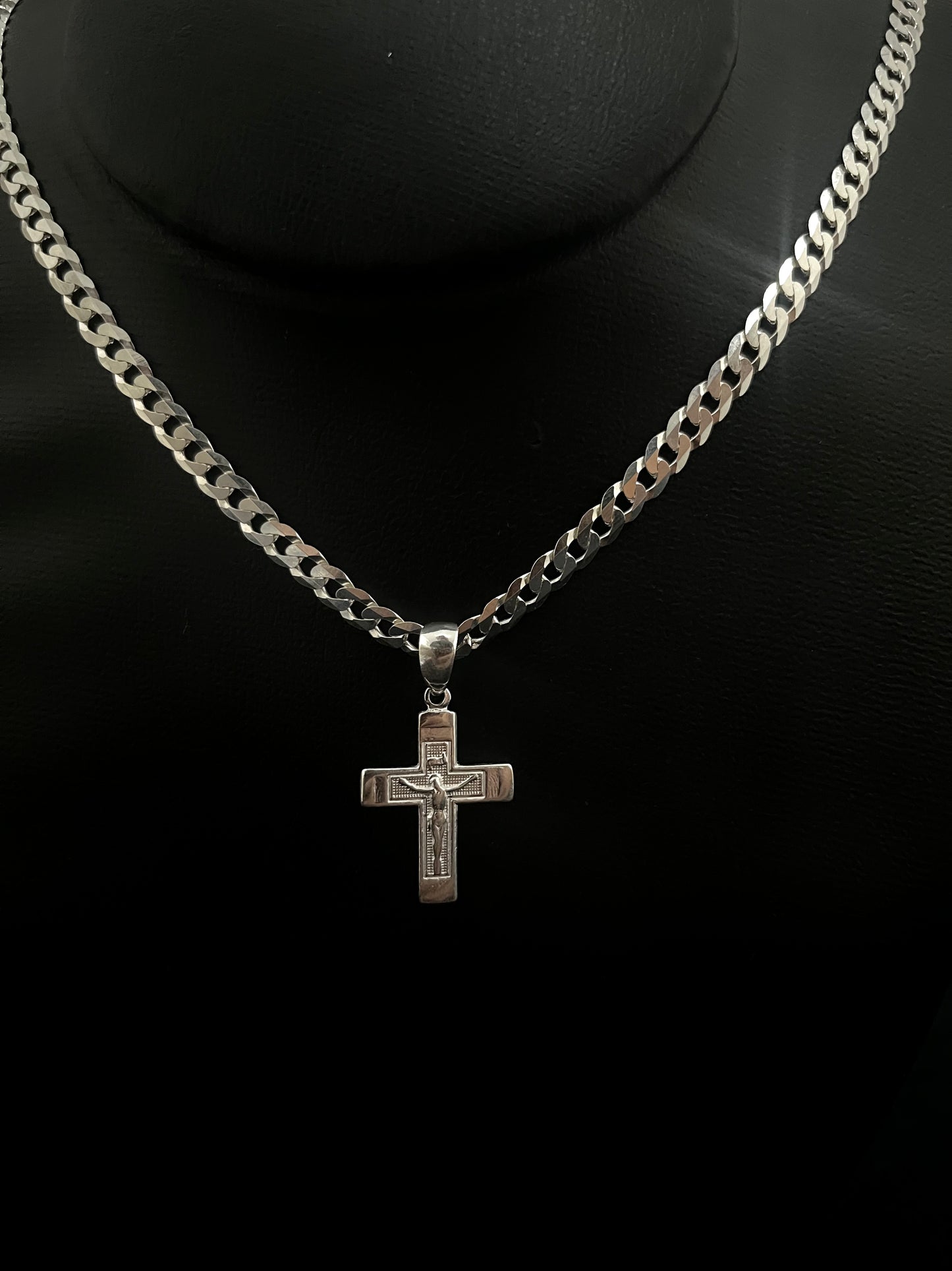 CORRENTE GRUMET 5MM x 60CM COM PINGENTE DE CRUCIFIXO