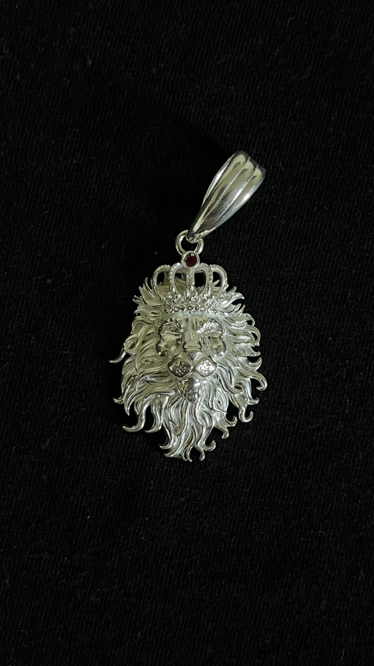 PINGENTE DE LEÃO