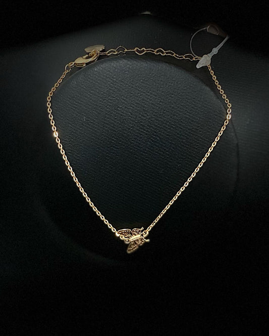Pulseira feminina com pingente de borboleta e brilhantes;