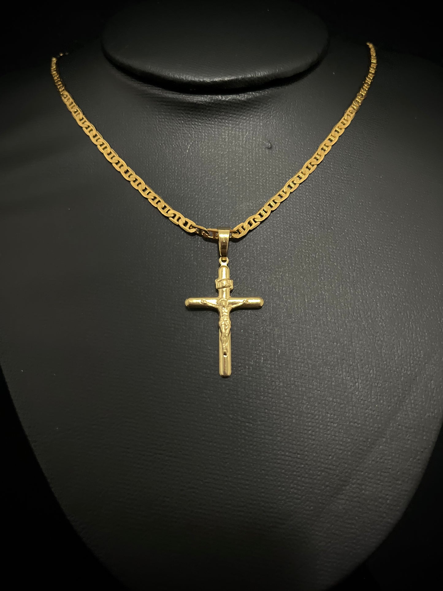 CORRENTE  PIASTRINE 60CM X 3MM COM PINGENTE DE CRUCIFIXO